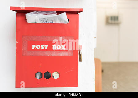 Red post box sulla parete Foto Stock