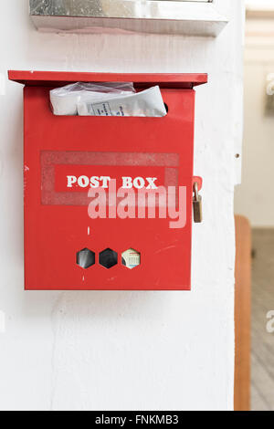 Red post box sulla parete Foto Stock