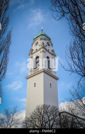 Una Chiesa tedesca con torre dell'orologio Foto Stock