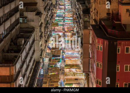 HONG KONG , Cina - 15 MAR 2016: Temple Street di notte il 15 marzo 2016 a Hong Kong, Cina. Temple Street è il più famoso Foto Stock