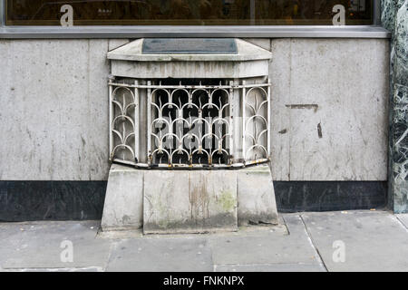 Il London Stone impostato in una facciata di un edificio in Cannon Street. Vedere i dettagli nella descrizione. Foto Stock