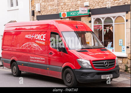 Una forza di pacchi van al di fuori dell'Ufficio Postale di Winchcombe , Gloucestershire , Inghilterra , Inghilterra , Regno Unito Foto Stock