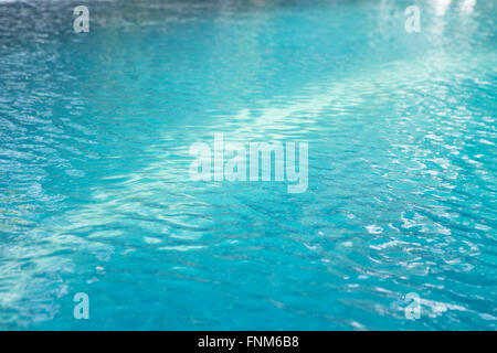 Scintillante piscina acqua a resort di lusso Foto Stock