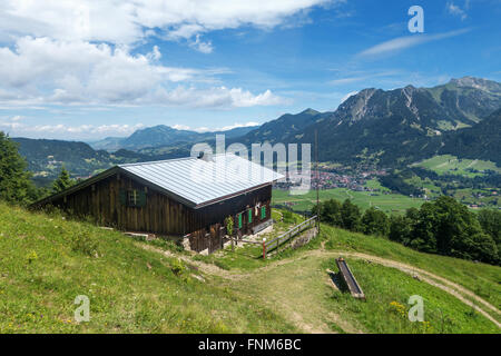 Rifugio di montagna in Algovia Alpi si affaccia Oberstdorf. In alto a destra il Nebelhorn. Foto Stock