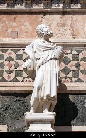 Statua del profeta da Andrea Pisano, Cattedrale di Santa Maria del Fiore (Duomo di Santa Maria del Fiore), Firenze Foto Stock