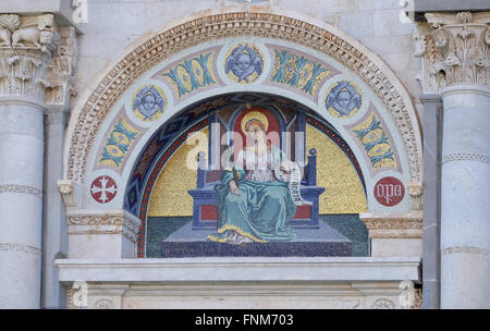 Mosaico di Giuseppe Modena da Lucca, di Santa Reparata, lunetta sopra la porta di sinistra della Cattedrale di Pisa, Italia Foto Stock