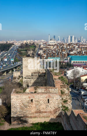 Mura di Costantinopoli in Istanbul, Turchia Foto Stock