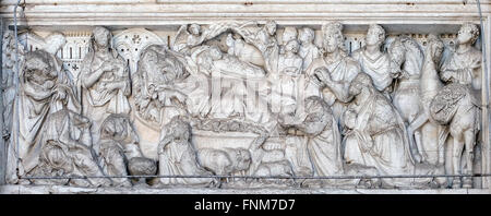 Annunciazione, la Natività e adorazione dei Magi, lunetta sopra il portale della Cattedrale di San Martino a Lucca, Italia Foto Stock