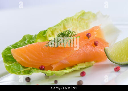 Salmone sul piatto con insalata verde ans lemond Foto Stock