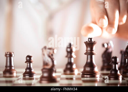 Gioco di bordo, giocatore di scacchi mano circa per giocare, concetto di eccellenza. Foto Stock