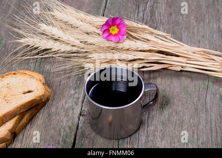 Tre i crostini, una tazza di caffè e collegamento di grano Foto Stock