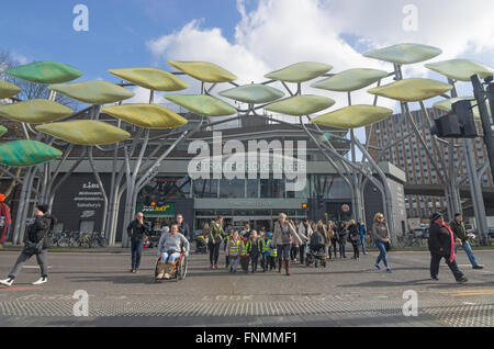 I bambini di strada di attraversamento, stratford centro città Foto Stock