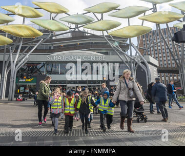 I bambini di strada di attraversamento, stratford town center gite scolastiche Foto Stock