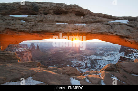 Sunrise attraverso Mesa Arch, il Parco Nazionale di Canyonlands, Moab, Utah Foto Stock