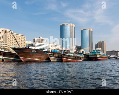 Barche Dhow sul torrente e Deira Twin Towers o torri di Rolex in Al Rigga Buteen in Deira, Dubai, Emirati Arabi Uniti Foto Stock