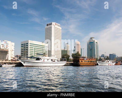 Skyline di Deira dal torrente con Arbift Tower, al Reem Tower, Etisalat Tower 1, Dubai Creek Tower Deira di Dubai, UAE Foto Stock