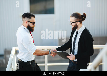 Due imprenditori stringono le mani Foto Stock
