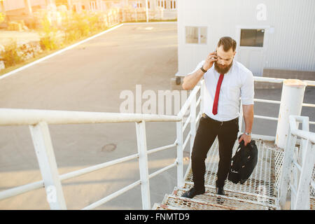 Imprenditore parlando al telefono Foto Stock