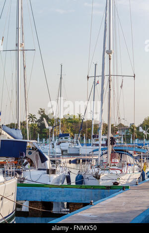 CIENFUEGOS, CUBA - MARZO 30, 2012: molte piccole imbarcazioni in marina solo uso editoriale. Foto Stock