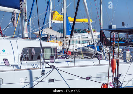 CIENFUEGOS, CUBA - MARZO 30, 2012: molte piccole imbarcazioni in marina solo uso editoriale. Foto Stock