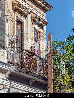 CIENFUEGOS, CUBA - MARZO 30, 2012: due donne anziane guardando dal balcone della vecchia casa solo uso editoriale. Foto Stock