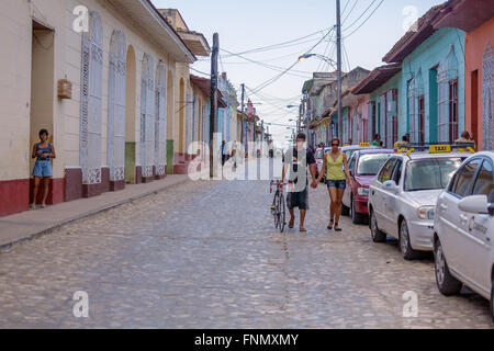 TRINIDAD, CUBA - MARZO 30, 2012: strade della città vecchia con i turisti e taxi auto solo uso editoriale. Foto Stock