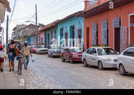 TRINIDAD, CUBA - MARZO 30, 2012: strade della città vecchia con i turisti e taxi auto solo uso editoriale. Foto Stock