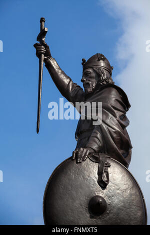 Re Alfredo il Grande scultura di designer Hamo Thornycroft in Winchester, Hampshire, Regno Unito Foto Stock