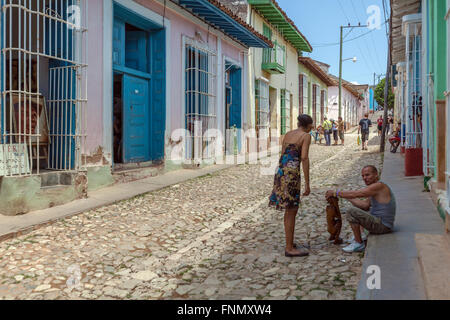 TRINIDAD, CUBA - MARZO 30, 2012: strade della città vecchia con i turisti solo uso editoriale. Foto Stock