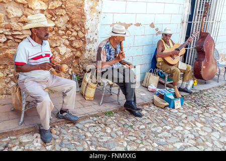 TRINIDAD, CUBA - MARZO 30, 2012: street music band di quattro uomini di età solo uso editoriale. Foto Stock