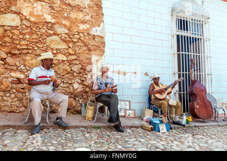 TRINIDAD, CUBA - MARZO 30, 2012: street music band di quattro uomini di età solo uso editoriale. Foto Stock