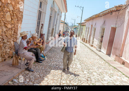 TRINIDAD, CUBA - MARZO 30, 2012: street music band di quattro uomini di età solo uso editoriale. Foto Stock