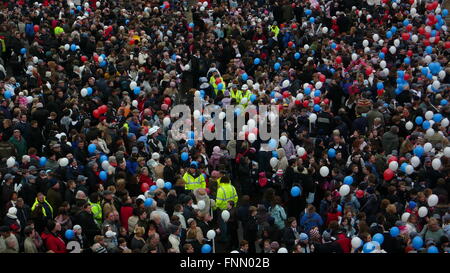 AJAXNETPHOTO - 23RD gennaio, 2007. SCOTSTOUN, GLASGOW, SCOZIA. - Folla raccolta sulla banchina per festeggiare il lancio del secondo tipo 45 cacciatorpediniere impavido. Foto:JONATHAN EASTLAND/AJAX REF: LX72301 204 Foto Stock