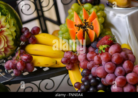 Le uve, banane, avocadi, fragole collocato su un tavolo Foto Stock