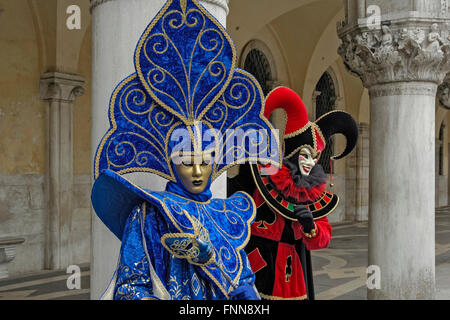 Il Carnevale di Venezia i partecipanti in costume in Italia Foto Stock