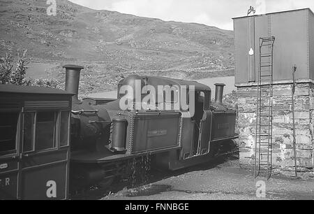 Il gallese a scartamento ridotto Festiniog Railway double-ended Fairlie locomotiva a vapore d'acqua negli anni trenta del novecento Foto Stock
