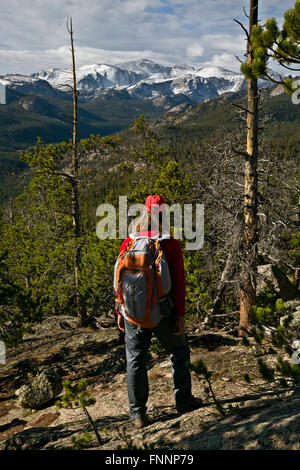 WYOMING - escursionista fermandosi per guardare la neve fresca sul Wind River spaziano dalla Smith Lago Trail nella popo Agie Wilderness. Foto Stock