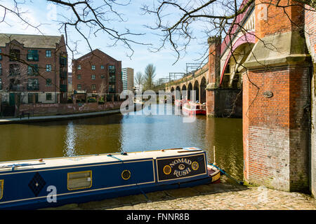 Narrowboat su Bridgewater Canal, viadotto ferroviario e appartamenti a Castlefield, Manchester, Inghilterra, Regno Unito Foto Stock