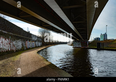 Il viadotto che porta Metrolink i binari del tram attraverso la Bridgewater Canal, vicino la fermata Pomona, Manchester, Inghilterra, Regno Unito Foto Stock