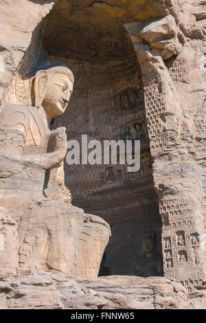 Buddha in pietra scultura in grotta Foto Stock