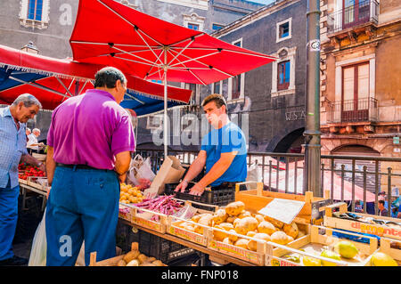 Gli acquirenti ed i venditori sul famoso mercato del pesce di Catania. Maggiori attrazioni folkloristiche della città di Catania, Sicilia, Italia Foto Stock