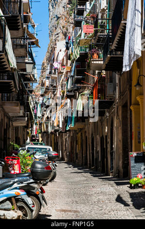 Pittoresche strade della città di Cefalù. Provincia di Palermo, situato sulla costa settentrionale della Sicilia, Italia Foto Stock