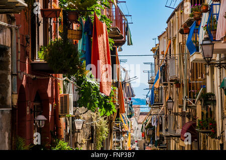 Pittoresche strade della città di Cefalù. Provincia di Palermo, situato sulla costa settentrionale della Sicilia, Italia Foto Stock