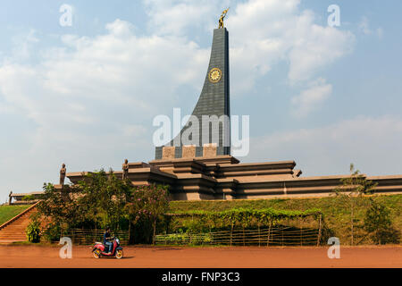 Memorial, Kampuchean Fronte Unito per la salvezza nazionale monumento nel 2° dicembre Park a Snuol, Provincia Kratie, Cambogia Foto Stock