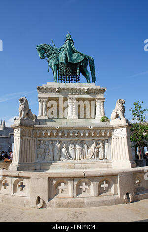 Statua equestre King Stephen I. al Bastione del Pescatore nel quartiere del Castello, Budapest, Ungheria Foto Stock