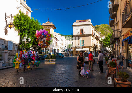 Pittoresche strade della città di Cefalù. Provincia di Palermo, situato sulla costa settentrionale della Sicilia, Italia Foto Stock