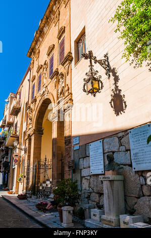 Pittoresche strade della città di Cefalù. Provincia di Palermo, situato sulla costa settentrionale della Sicilia, Italia Foto Stock