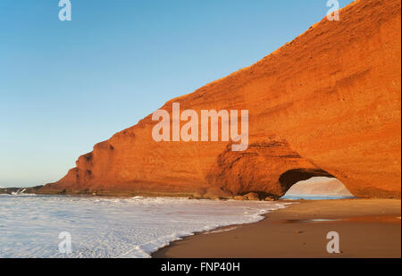 Arco di roccia presso l'Oceano Atlantico a Legzira beach, vicino a Sidi Ifni, Southwest, Marocco Foto Stock