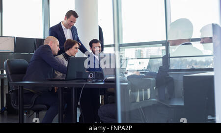 Il team Aziende che lavorano in ufficio aziendale. Foto Stock