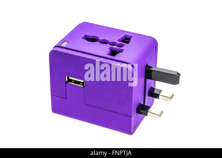 Viola adepter viaggio per la zona del Regno Unito con slot USB isolato su sfondo bianco Foto Stock